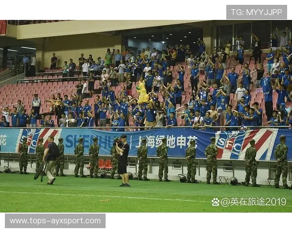 上海申花拉唐前场策动射门——重燃绿茵梦想，携手胜利前行